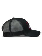 Alpinestars Hemmings Trucker, czarna czapka z daszkiem, widok z boku, przód z tkaniny twill i tył z oddychającej siatki.