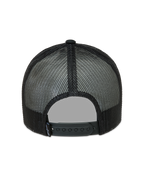 Alpinestars Hemmings Trucker, czarna czapka z daszkiem, widok z tyłu na siatkowe panele i regulowane zapięcie snap back.