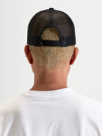 Alpinestars Hemmings Trucker czapka z daszkiem, czarna, widok z tyłu przedstawiający oddychającą siatkę poliestrową i regulowane zapięcie snapback