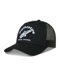 Alpinestars Baron Trucker, czarna czapka z daszkiem, białe haftowane logo, oddychający siatkowy tył, styl sportowy.