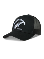 Alpinestars Baron Trucker, czarna czapka z daszkiem, białe haftowane logo, oddychający siatkowy tył, styl sportowy.