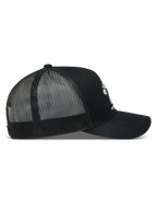 Alpinestars Baron Trucker, czarna czapka z daszkiem typu trucker, widok z boku, białe logo, zakrzywiony daszek i tył z poliestrowej siatki