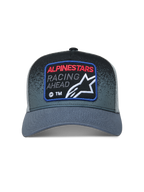 Alpinestars Gravel Trucker, ciemnoszara i czarna czapka z daszkiem z siatkowym tyłem i tkaną naszywką racingową.