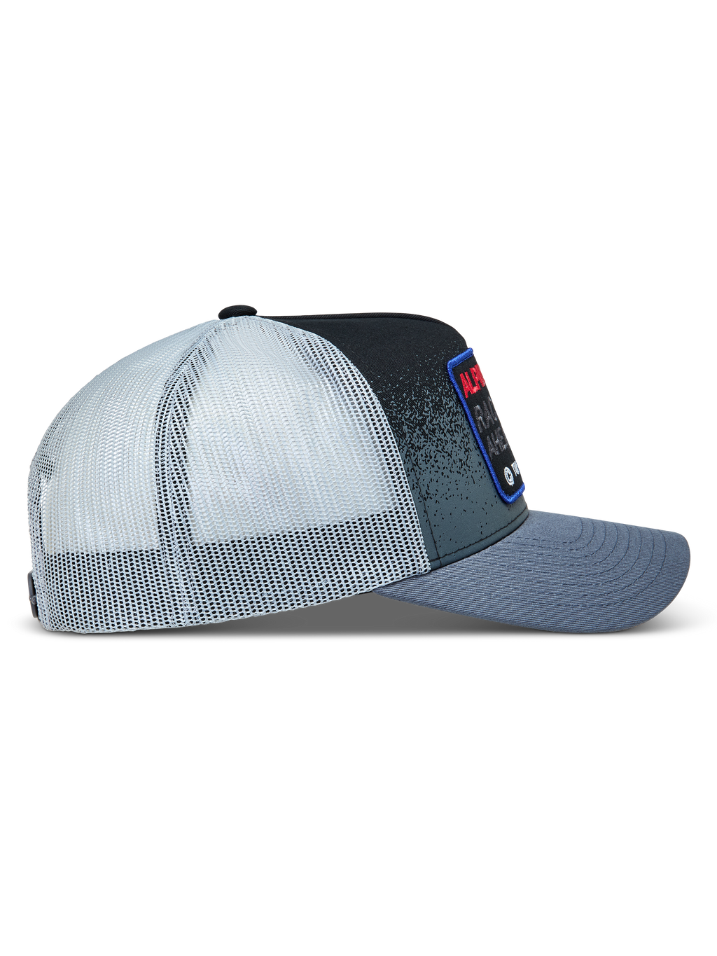 Alpinestars Gravel Trucker, ciemnoszara i czarna czapka z daszkiem, biała siateczka z tyłu, zakrzywiony daszek, profil boczny, styl lifestyle