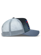 Alpinestars Gravel Trucker, ciemnoszara i czarna czapka z daszkiem, biała siateczka z tyłu, zakrzywiony daszek, profil boczny, styl lifestyle