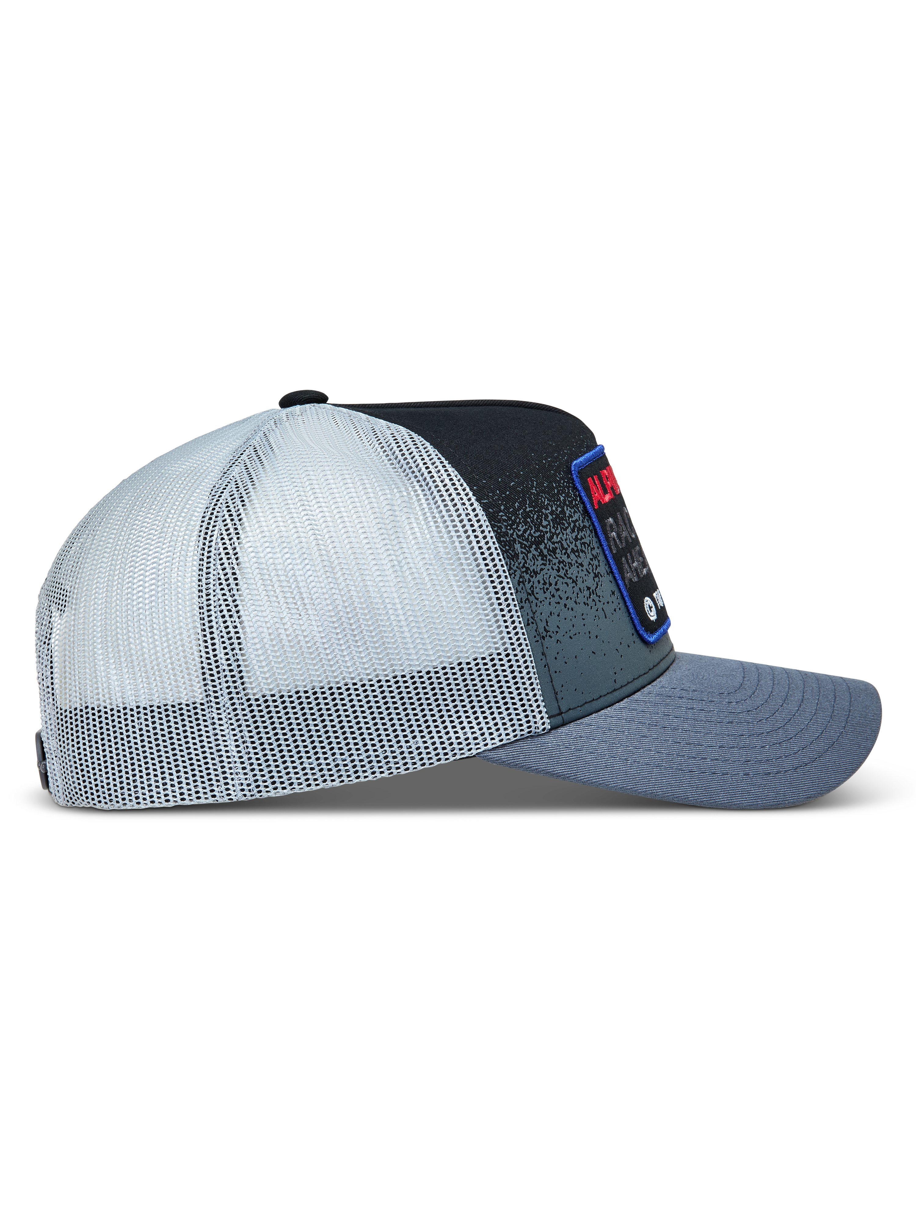 Alpinestars Gravel Trucker, ciemnoszara i czarna czapka z daszkiem, biała siateczka z tyłu, zakrzywiony daszek, profil boczny, styl lifestyle