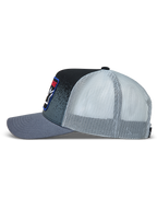 Alpinestars Gravel Trucker, ciemnoszara i czarna czapka z daszkiem typu trucker z siatkowym tyłem i nadrukiem o teksturze żwiru na przodzie.