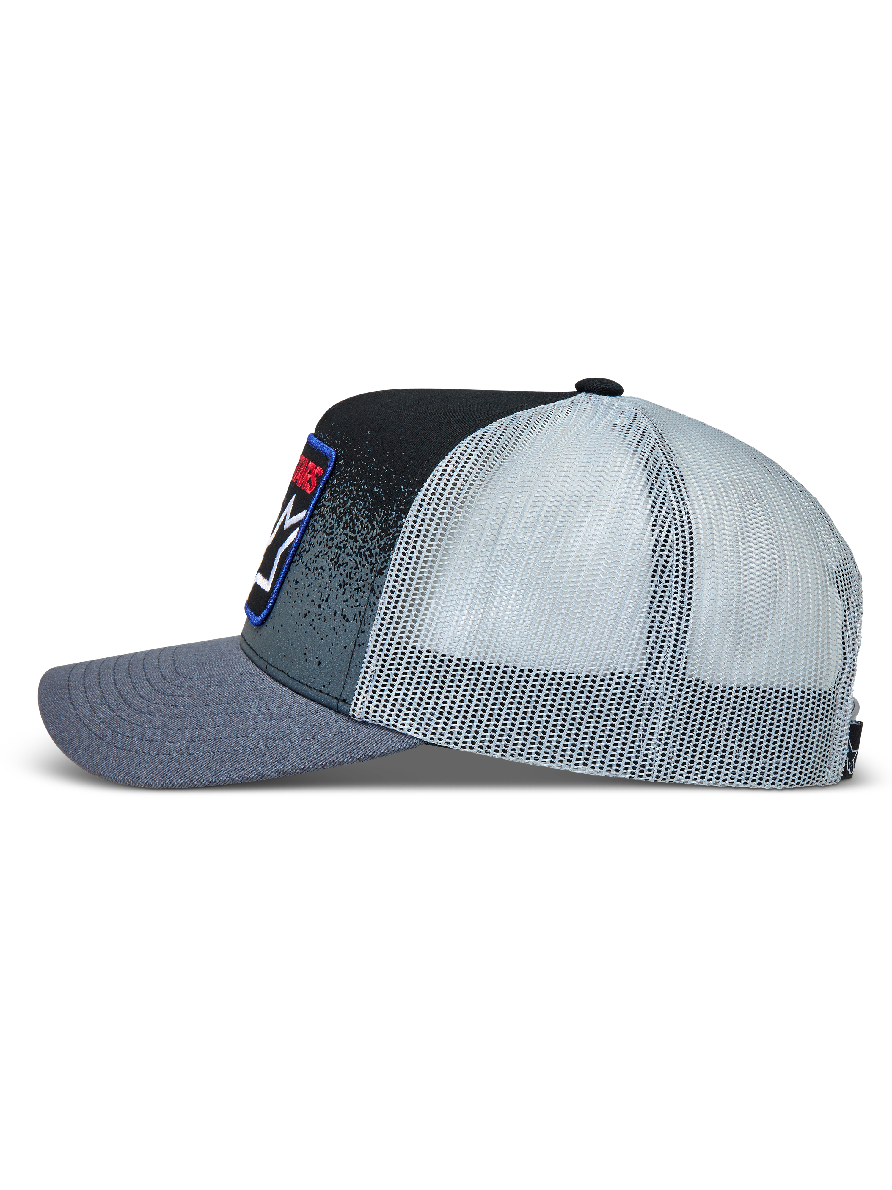 Alpinestars Gravel Trucker, ciemnoszara i czarna czapka z daszkiem typu trucker z siatkowym tyłem i nadrukiem o teksturze żwiru na przodzie.