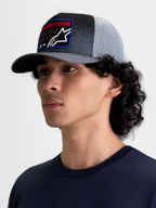 Alpinestars Czapka Z Daszkiem Gravel, męska czapka typu trucker na modelu, ciemnoszara i czarna z jasnoszarą siatką, usztywniona korona i zakrzywiony daszek, tkana naszywka z logo Alpinestars, odzież sportowa w stylu motorsport