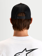 Alpinestars Czapka Z Daszkiem Thicket Realtree, czarna czapka z daszkiem snapback, siatkowy tył, widok z tyłu pokazujący regulowane zapięcie snapback i haftowane logo Astars na modelu