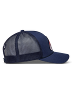 Alpinestars Meteorite Trucker, granatowa czapka z daszkiem, siatkowy tył, zakrzywiony daszek, widok z boku, styl sportowy