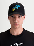 Alpinestars czapka z daszkiem Meteorite, czarna czapka typu trucker, odzież sportswear dla mężczyzn i kobiet, niebieska i żółta naszywka Astars o fakturze żwiru, zakrzywiony daszek, przód z twillu i tył z siatki, widok na modelu od przodu.