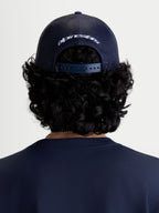 Alpinestars Czapka z daszkiem Meteorite, odzież codzienna sportswear, widok z tyłu na modelu, granatowa, tył z poliestrowej siatki, regulowane zapięcie snapback i białe haftowane logo