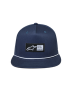 Alpinestars Label Snapback, niebieska czapka z daszkiem typu snapback z kepru, płaski daszek z białym ozdobnym sznurkiem i tkaną naszywką z logo Astars.
