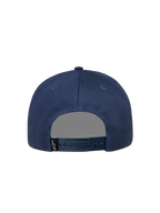 Alpinestars Label Snapback, granatowa czapka sportowa z kepru, widok z tyłu z regulowanym zapięciem i logo.