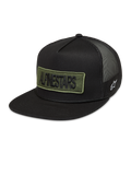 Alpinestars Ten Trucker Hat, czarna czapka z daszkiem typu trucker, oliwkowa naszywka z logo, siateczkowy tył i białe logo.