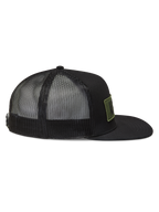 Alpinestars Ten Trucker, czarna czapka z daszkiem, oddychająca siateczka z tyłu, płaski daszek i oliwkowa naszywka z logo.