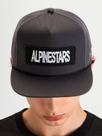 Alpinestars Czapka Z Daszkiem Ten, sportowa czapka typu trucker z płaskim daszkiem na modelu, ciemnoszara, z naszywką z logo Alpinestars z przodu i usztywnioną koroną z siatki