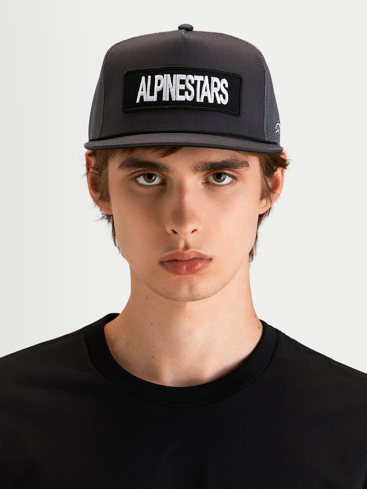 Alpinestars Ten Trucker, czapka z daszkiem sportswear w kolorze ciemnoszarym, na model, z usztywnioną koroną i haftowaną naszywką z logo Alpinestars z przodu