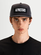 Alpinestars Ten Trucker, czapka z daszkiem sportswear w kolorze ciemnoszarym, na model, z usztywnioną koroną i haftowaną naszywką z logo Alpinestars z przodu