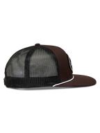 Alpinestars Hotlink Trucker, brązowo-czarna czapka z daszkiem typu trucker z siateczkowym tyłem, płaskim daszkiem i białym sznurkiem.