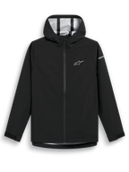 Alpinestars Kascade Rain Jacket, czarna kurtka przeciwdeszczowa typu shell, wodoodporna tkanina 2.5L z klejonymi szwami, stały kaptur, powlekany odwrócony zamek błyskawiczny z przodu, regulowane mankiety na rzepy, białe logo gwiazdy Alpinestars na klatce piersiowej i branding na rękawie, codzienna odzież przeciwdeszczowa