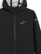 Alpinestars Kascade Rain Jacket, czarna kurtka przeciwdeszczowa typu shell, zbliżenie na klatkę piersiową i kaptur, srebrne logo gwiazdy na piersi i logo na rękawie, widoczne podklejane szwy wewnątrz kaptura, wodoodporna odzież wierzchnia inspirowana sportami motorowymi