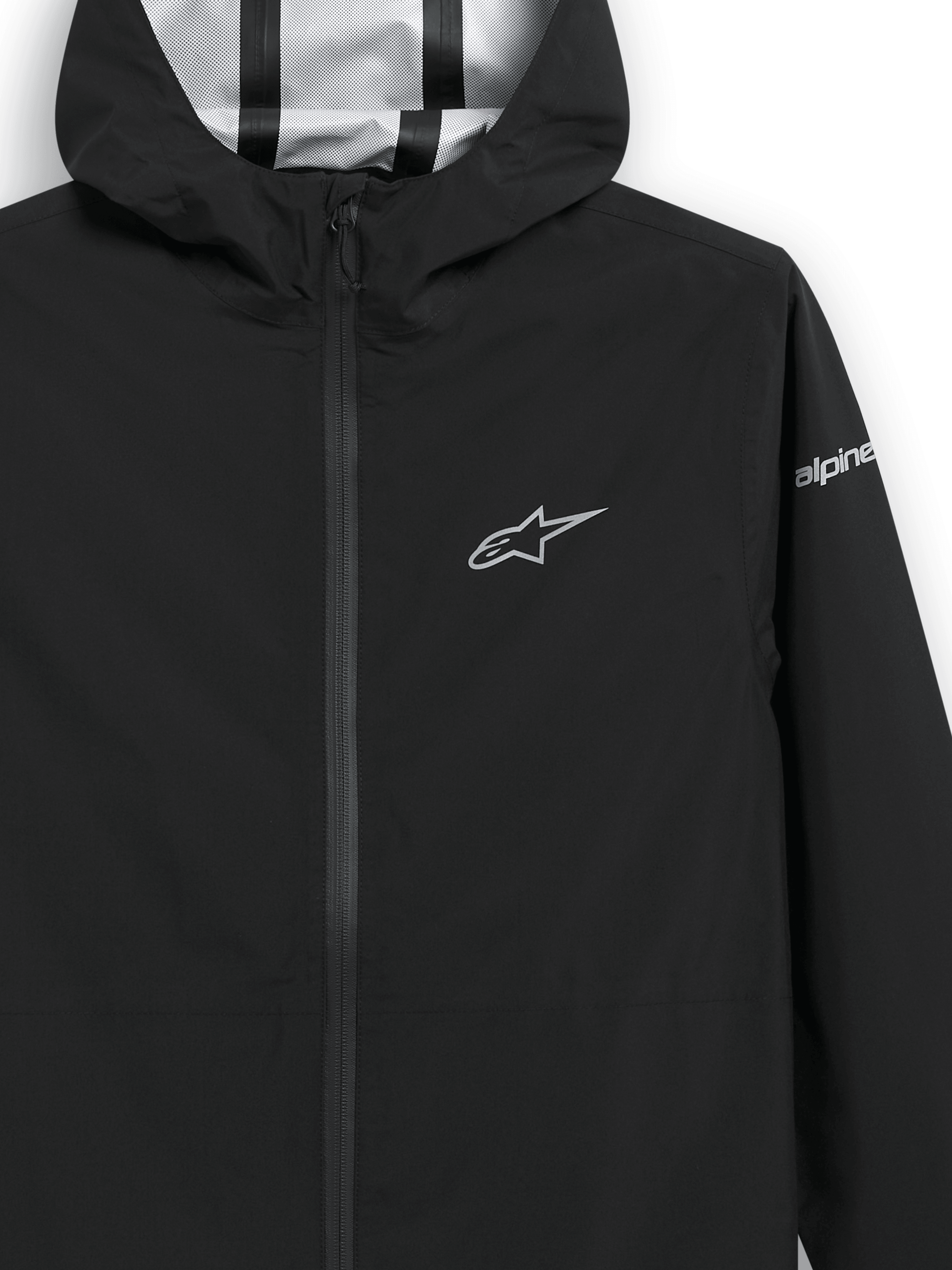 Alpinestars Kascade Rain Jacket, czarna kurtka przeciwdeszczowa typu shell, zbliżenie na klatkę piersiową i kaptur, srebrne logo gwiazdy na piersi i logo na rękawie, widoczne podklejane szwy wewnątrz kaptura, wodoodporna odzież wierzchnia inspirowana sportami motorowymi