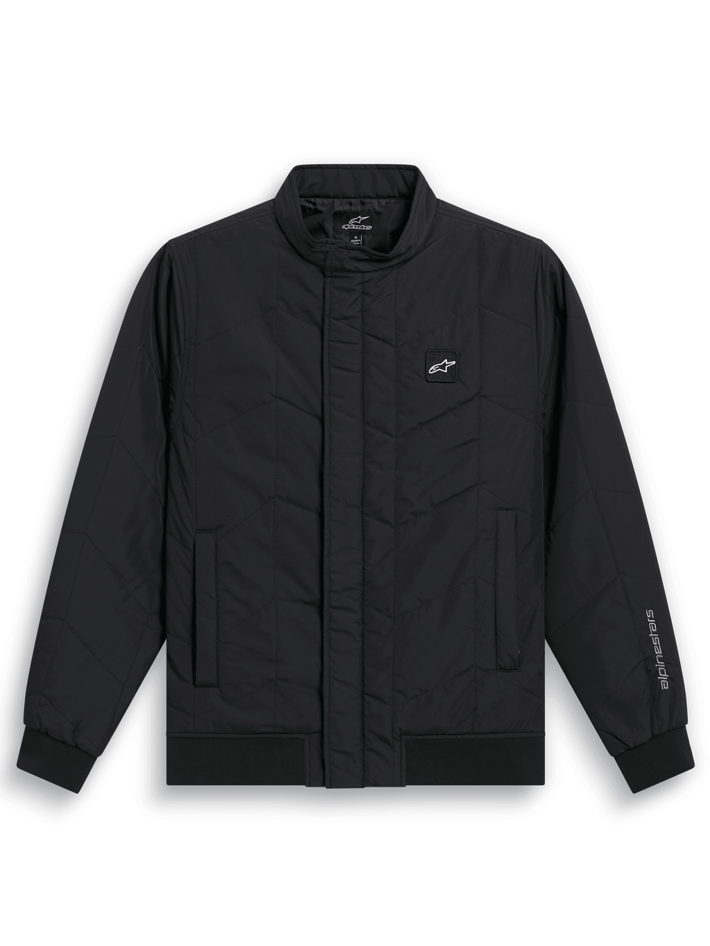 Alpinestars Precedent Jacket, pikowana kurtka sportowa inspirowana stylem F1, czarna, ze skośnym wzorem pikowania, niskim kołnierzem torowym, ściągaczami na mankietach i na dole, naszywką z logo na piersi i haftem na rękawie, sportowy design inspirowany motorsportem