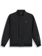 Alpinestars Precedent Jacket, pikowana kurtka sportowa inspirowana stylem F1, czarna, ze skośnym wzorem pikowania, niskim kołnierzem torowym, ściągaczami na mankietach i na dole, naszywką z logo na piersi i haftem na rękawie, sportowy design inspirowany motorsportem