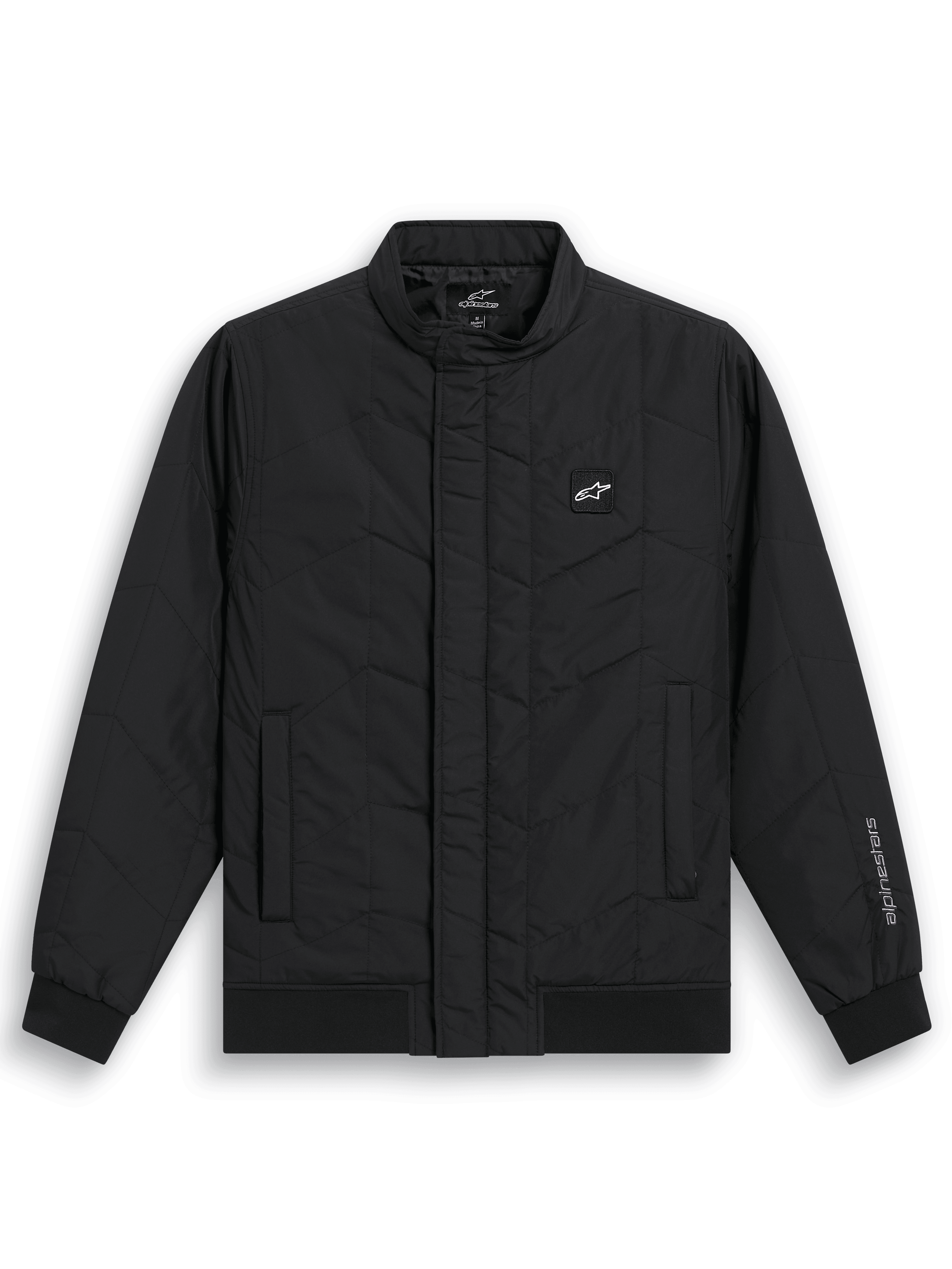 Alpinestars Precedent Jacket, pikowana kurtka sportowa inspirowana stylem F1, czarna, ze skośnym wzorem pikowania, niskim kołnierzem torowym, ściągaczami na mankietach i na dole, naszywką z logo na piersi i haftem na rękawie, sportowy design inspirowany motorsportem