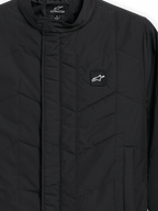Alpinestars Precedent Jacket, pikowana kurtka sportowa, czarna, zbliżenie na kultowy skośny wzór pikowania, niski kołnierz torowy, zakryty przedni zamek i mała naszywka z logo na piersi