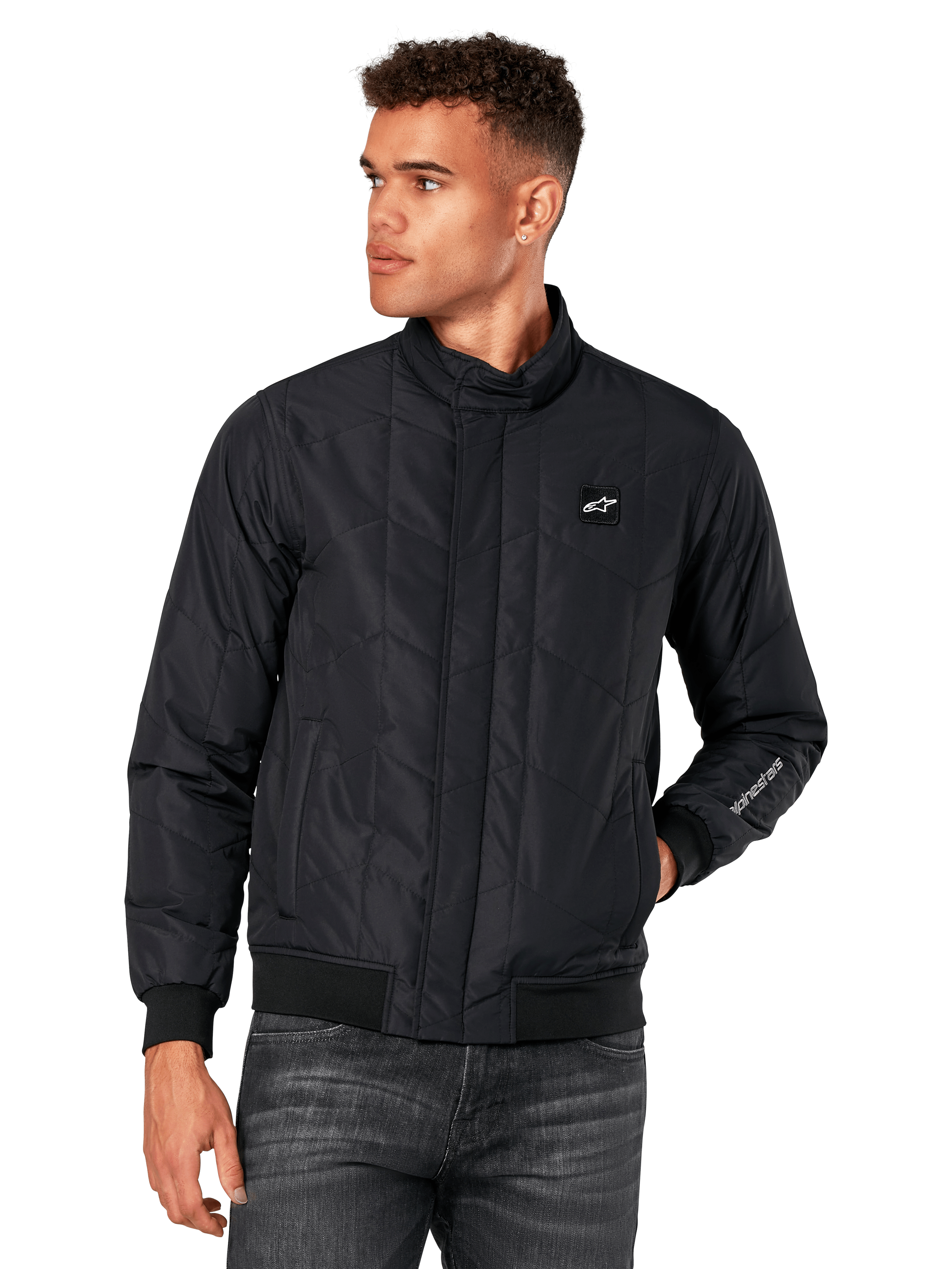 Alpinestars Precedent Jacket, czarna pikowana kurtka ze skośnym wzorem, stylistyka Formuły 1, niski kołnierz torowy, prążkowane mankiety i dół, naszywka z logo na piersi, haft na rękawie, lifestyle'owy streetwear inspirowany sportami motorowymi