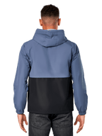 Alpinestars Speeder Windbreaker Jacket, widok z tyłu na mężczyznę w dwukolorowej stalowoniebiesko-czarnej kurtce, panelowy design, z kapturem, lekka sportowa odzież typu casual z elastycznymi mankietami