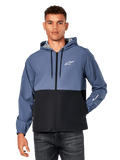 Alpinestars Speeder Windbreaker Jacket, codzienna wiatrówka z kapturem, design z blokami kolorów w odcieniach szaroniebieskim i czarnym, białe logo Astar na piersi i branding na rękawie, zamek z przodu, kaptur ze sznurkiem, lekka siatkowa podszewka