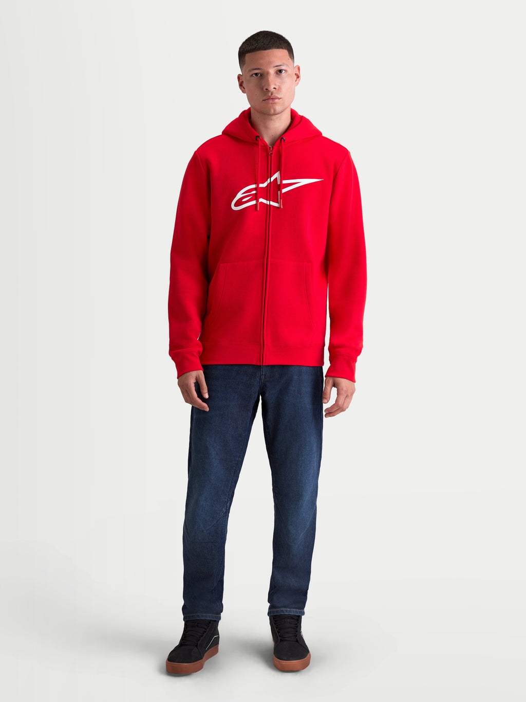 Alpinestars Bluza Z Kapturem Ageless Zip V3, męska czerwona bluza polarowa z zamkiem z przodu, duże białe logo na klatce piersiowej, ukryty spiralny zamek i ściągacze, odzież sportowa w stylu motorsport, widok z przodu na modelu.