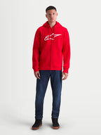 Alpinestars Bluza Z Kapturem Ageless Zip V3, męska czerwona bluza polarowa z zamkiem z przodu, duże białe logo na klatce piersiowej, ukryty spiralny zamek i ściągacze, odzież sportowa w stylu motorsport, widok z przodu na modelu.