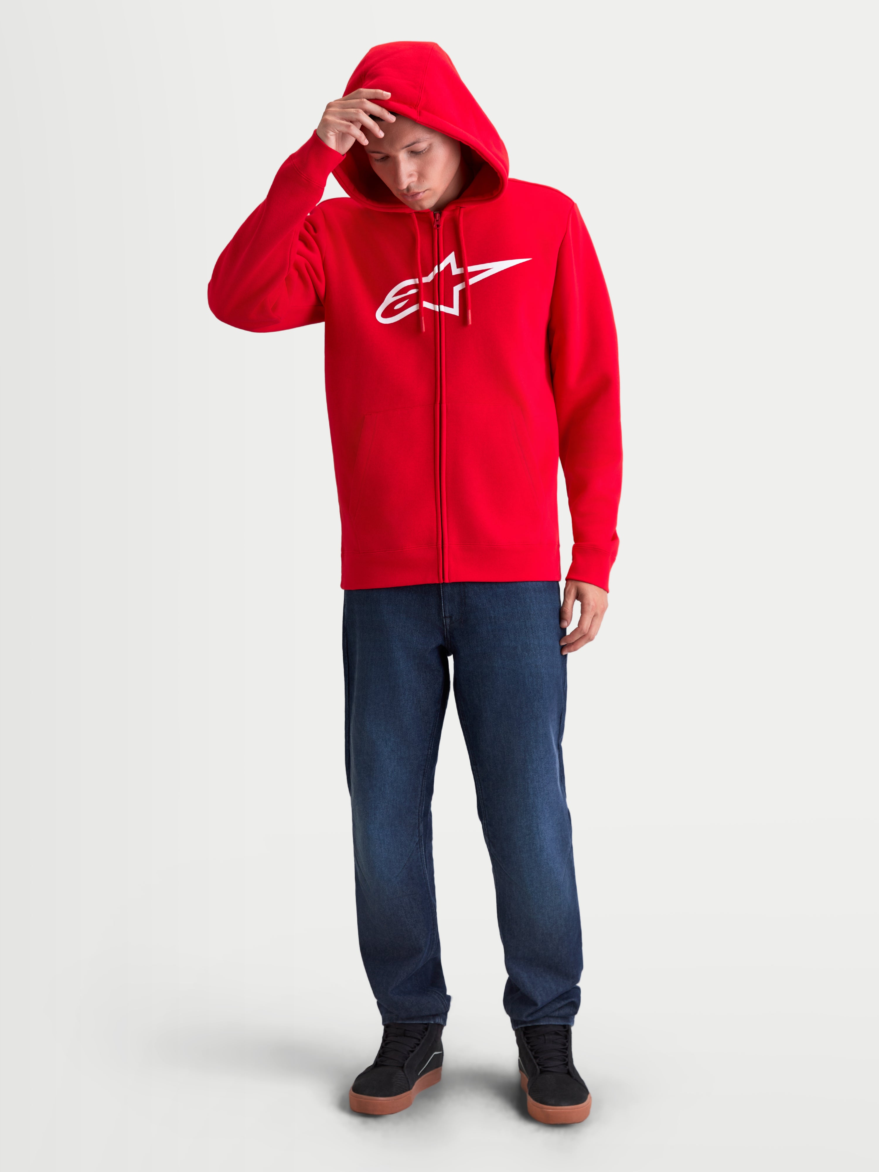 Alpinestars Ageless Zip V3, męska czerwona bluza z kapturem na zamek, białe logo na piersi, polarowa odzież sportowa, ściągacze i kaptur ze sznurkami, styl motorsport na modelu