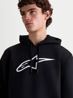 Alpinestars Ageless V3, męska bluza z kapturem typu pullover, czarna i biała, duże białe logo na klatce piersiowej, polarowa odzież sportowa, zbliżenie na modelu.