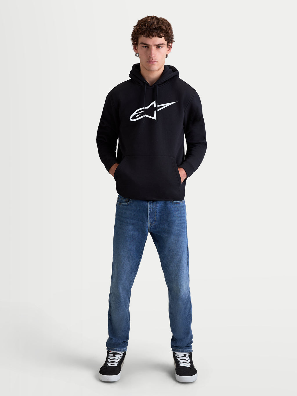 Alpinestars bluza z kapturem Ageless V3, męska bluza typu pullover z kapturem, czarna i biała, duże białe haftowane logo Astars na piersi, miękki polar, codzienna odzież sportowa dla fanów motorsportu.