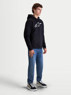 Alpinestars Bluza Z Kapturem Ageless V3, męska bluza sportowa typu pullover, czarna z dużym białym haftowanym logo na piersi, miękka polarowa konstrukcja, kaptur ze sznurkami i kieszeń typu kangurka, styl motorsportowy.