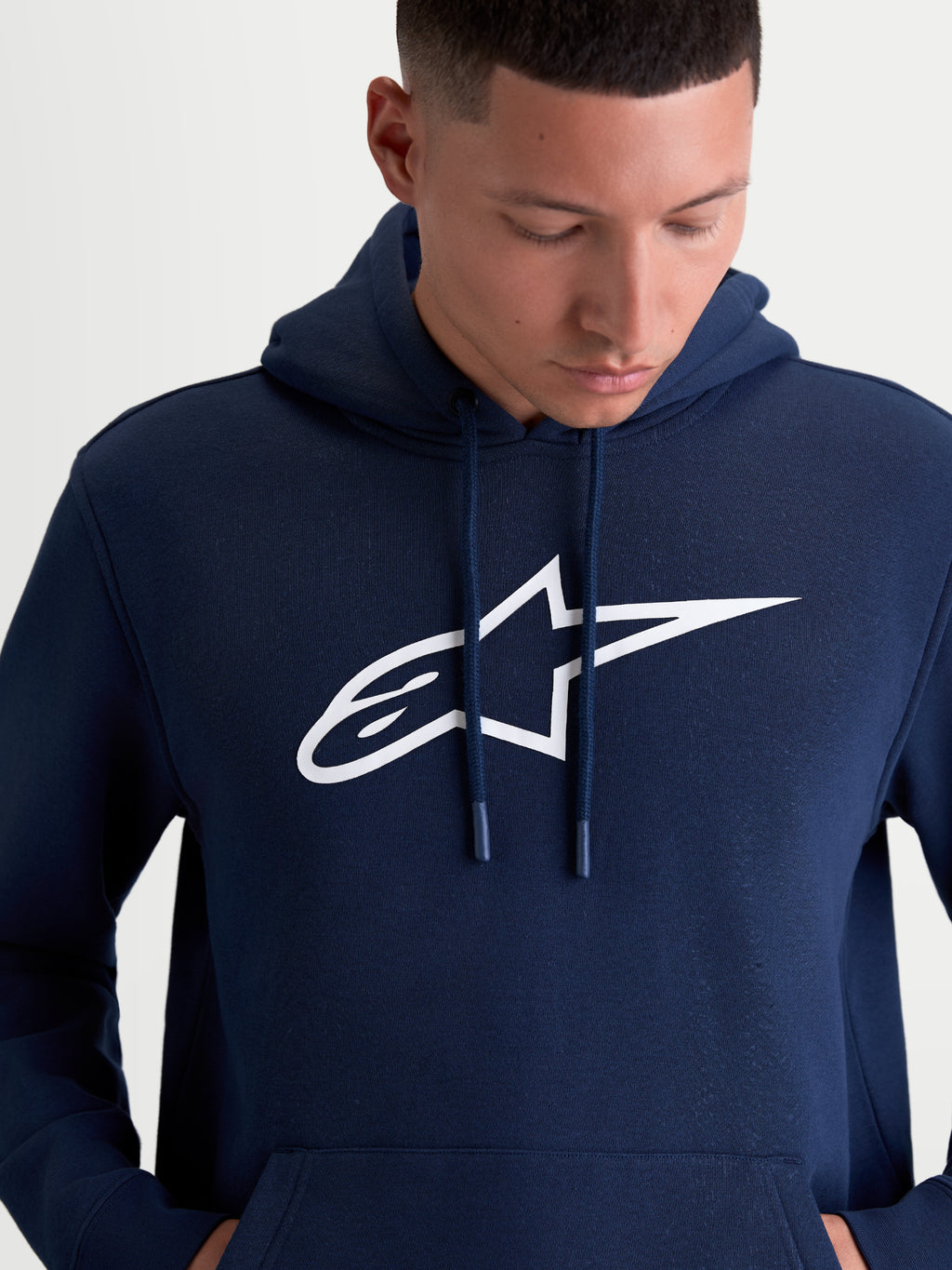 Alpinestars Ageless V3 Hoodie, męska bluza z kapturem typu pullover, granatowa i biała, duże białe haftowane logo Alpinestars na piersi, miękki polar, casualowa odzież sportowa w stylu motorsport