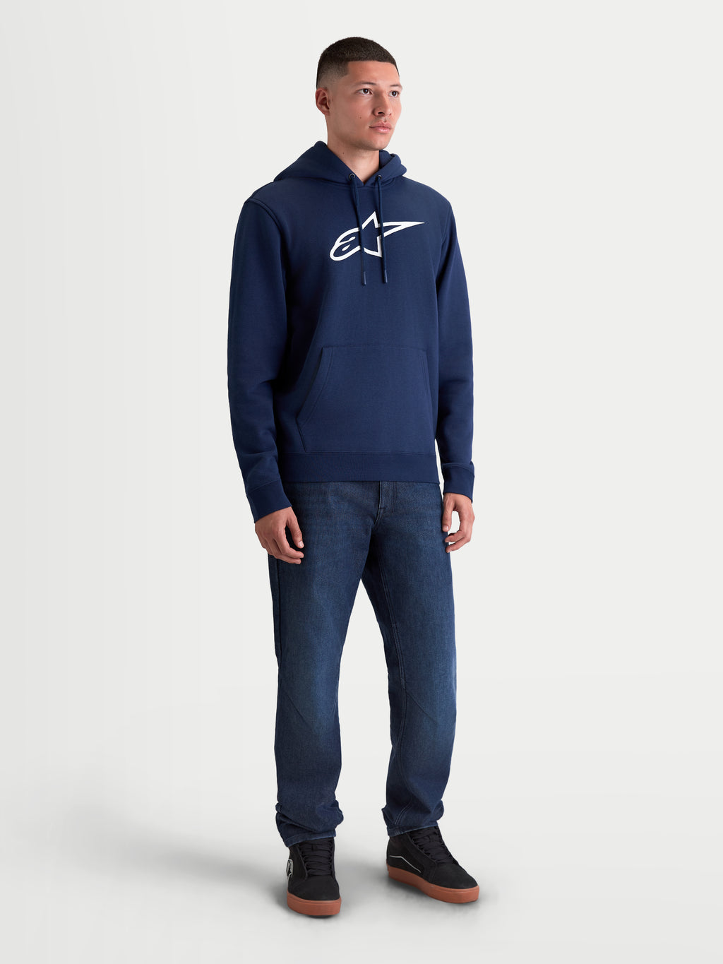 Alpinestars bluza z kapturem Ageless V3, męska sportowa bluza polarowa typu pullover, granatowa i biała, z haftowanym logo Alpinestars z przodu, kapturem ze sznurkiem i kieszenią typu kangurka, dla fanów casualowego stylu życia i motorsportu.