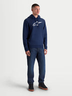Alpinestars bluza z kapturem Ageless V3, męska sportowa bluza polarowa typu pullover, granatowa i biała, z haftowanym logo Alpinestars z przodu, kapturem ze sznurkiem i kieszenią typu kangurka, dla fanów casualowego stylu życia i motorsportu.