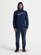 Alpinestars Bluza Z Kapturem Ageless V3, casualowa sportowa bluza z polaru typu pullover, granatowa i biała, unisex, haftowane logo Alpinestars na piersi, odzież lifestyle w stylu motorsport, widok całej sylwetki na modelu.