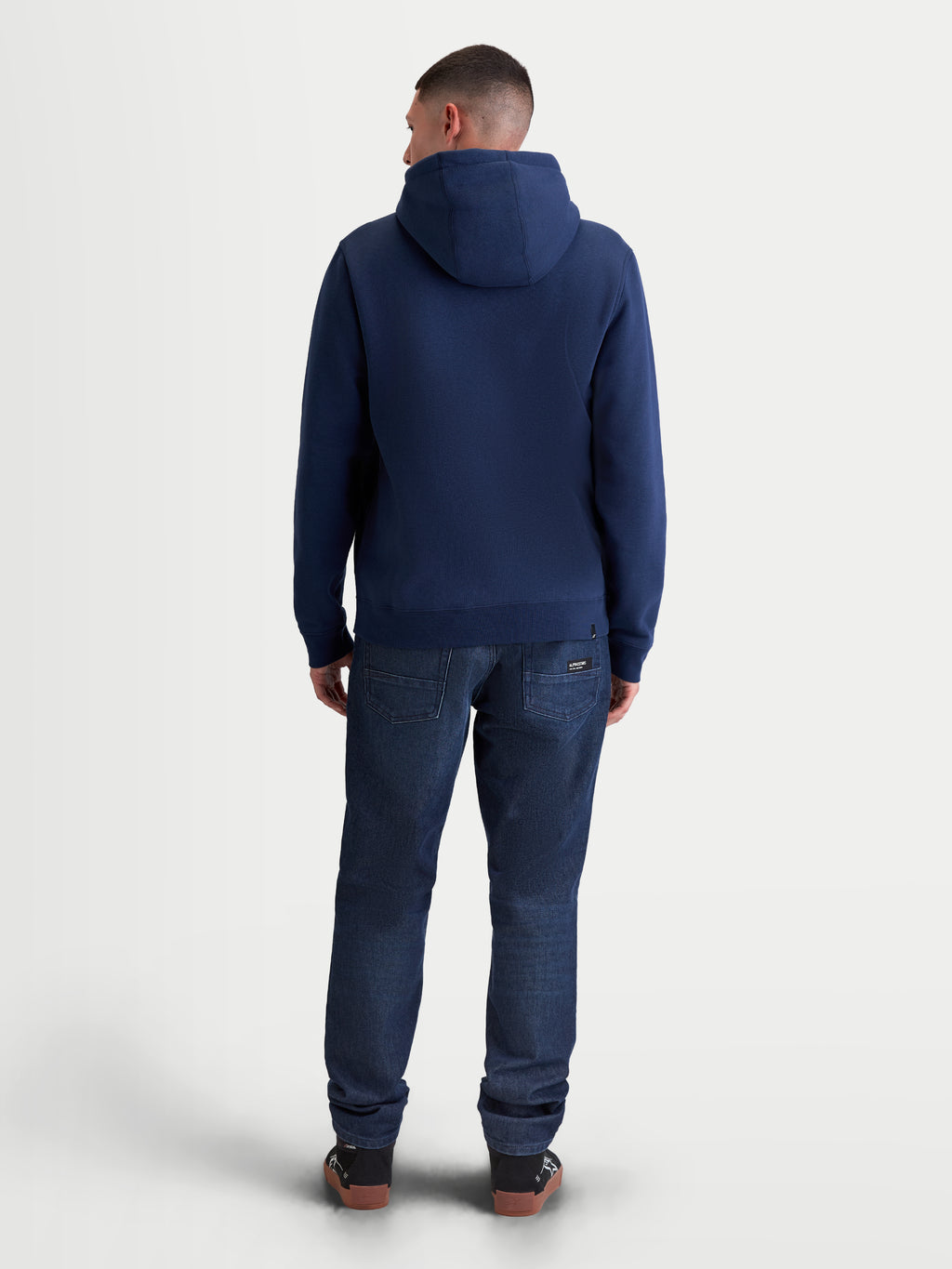 Alpinestars Ageless V3 Hoodie, męska bluza z kapturem typu pullover, niebieska, miękki polar, widok od tyłu na modelu, codzienna odzież sportowa w stylu motorsport