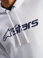 Alpinestars Blaze V3 Hoodie, biało-granatowa, zbliżenie na klatkę piersiową z granatowym nadrukiem logo z przodu i białymi sznurkami z powlekanymi końcówkami, codzienna odzież streetwearowa w stylu motorsportowym
