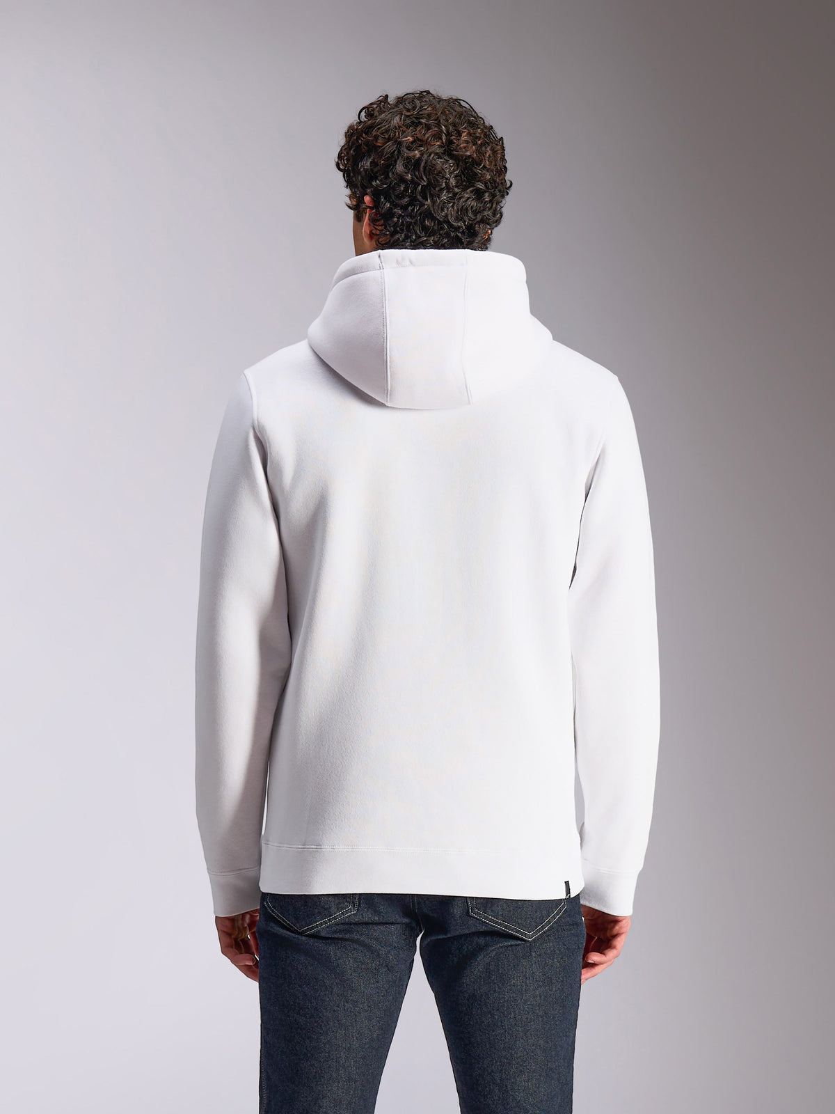 Alpinestars Blaze V3 Hoodie, widok z tyłu, biała bluza polarowa typu pullover, kaptur z podszewką z dzianiny, długie rękawy ze ściągaczami na mankietach i na dole, codzienny streetwear inspirowany motorsportem