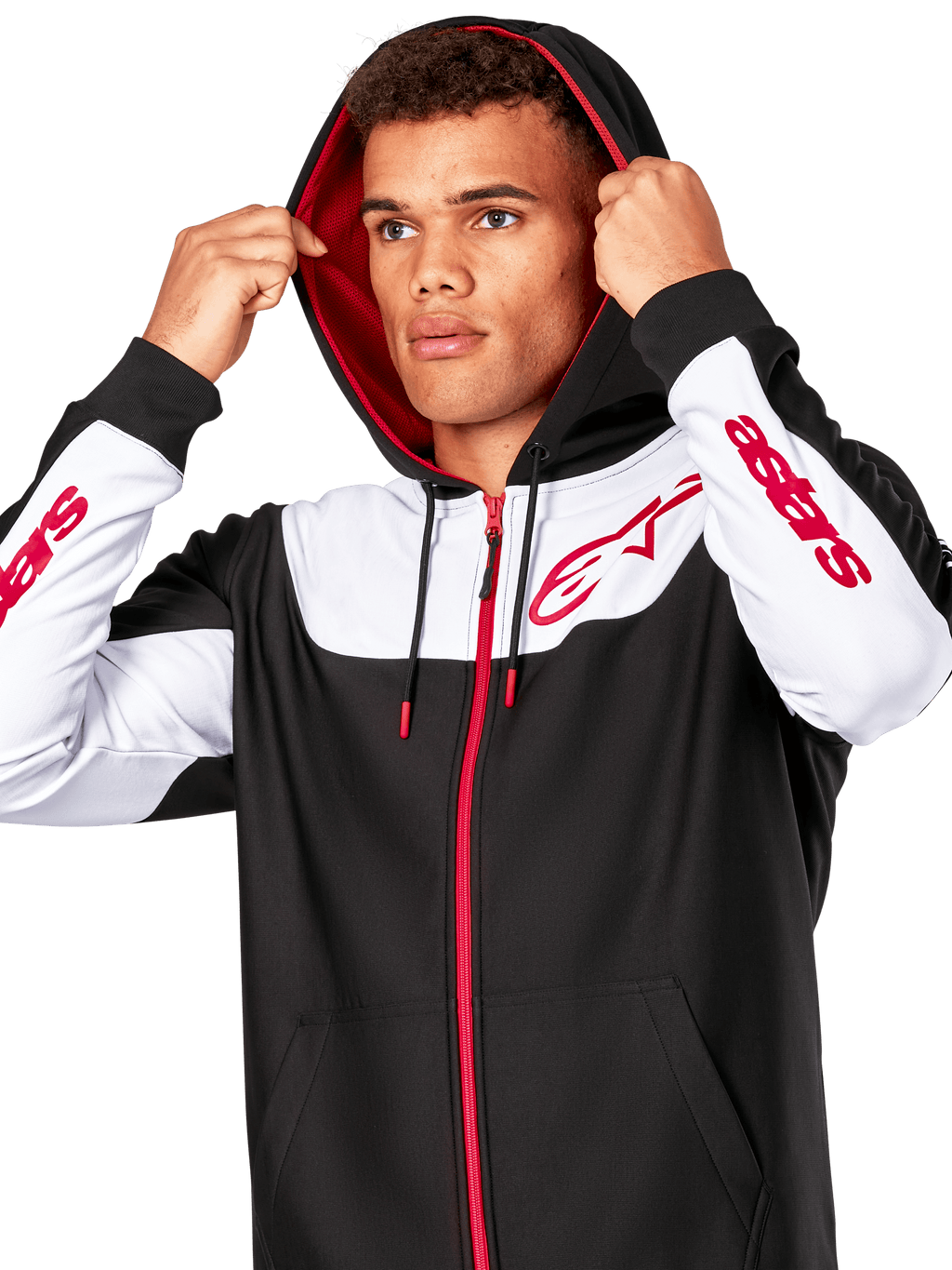 Alpinestars Sessions V3 Hoodie, czarno-biało-czerwona bluza rozpinana na zamek, noszona przez mężczyznę z założonym kapturem, czerwone logo Alpinestars na klatce piersiowej i rękawach, codzienna odzież motorsportowa typu streetwear