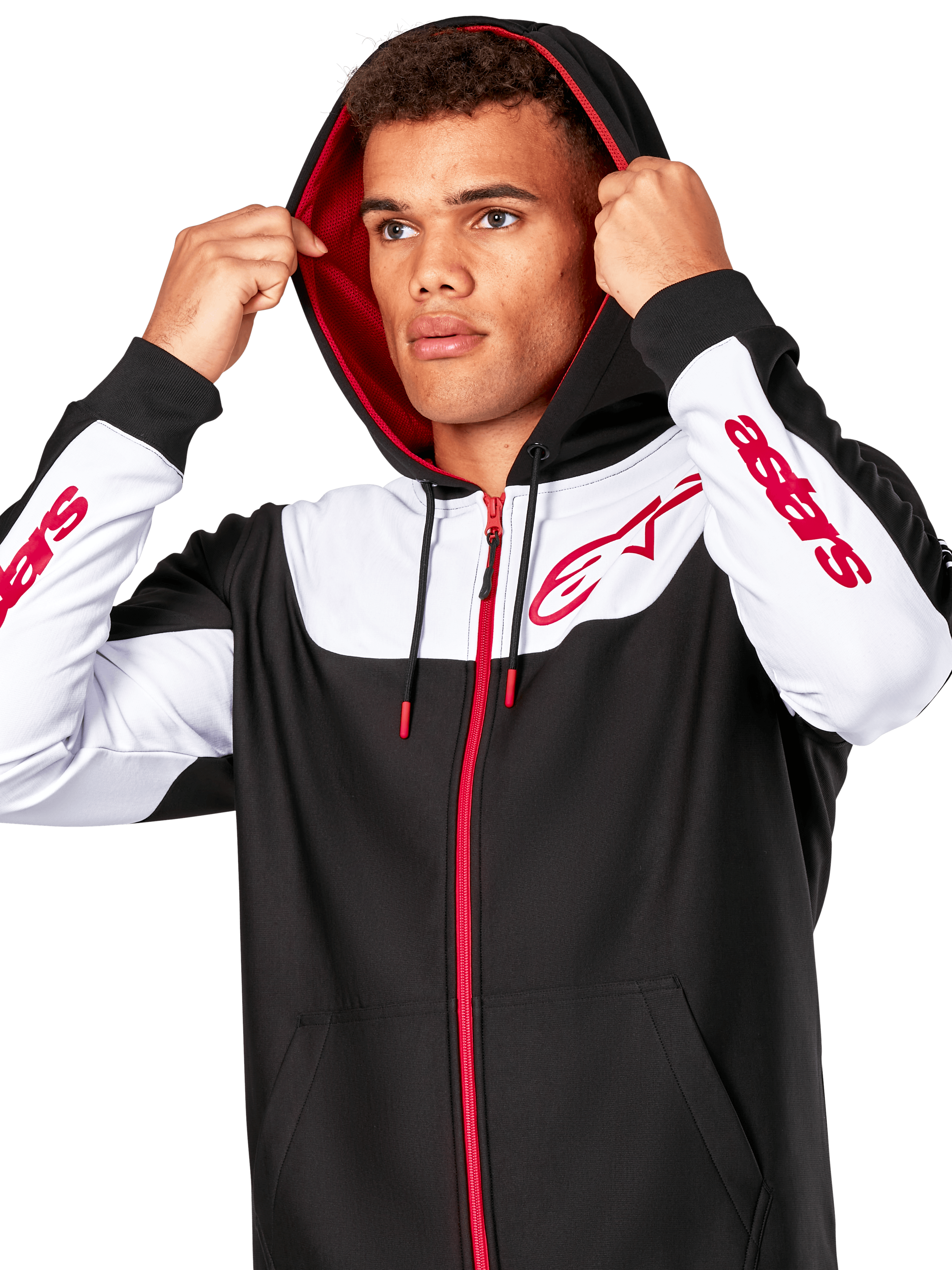 Alpinestars Sessions V3 Hoodie, czarno-biało-czerwona bluza rozpinana na zamek, noszona przez mężczyznę z założonym kapturem, czerwone logo Alpinestars na klatce piersiowej i rękawach, codzienna odzież motorsportowa typu streetwear